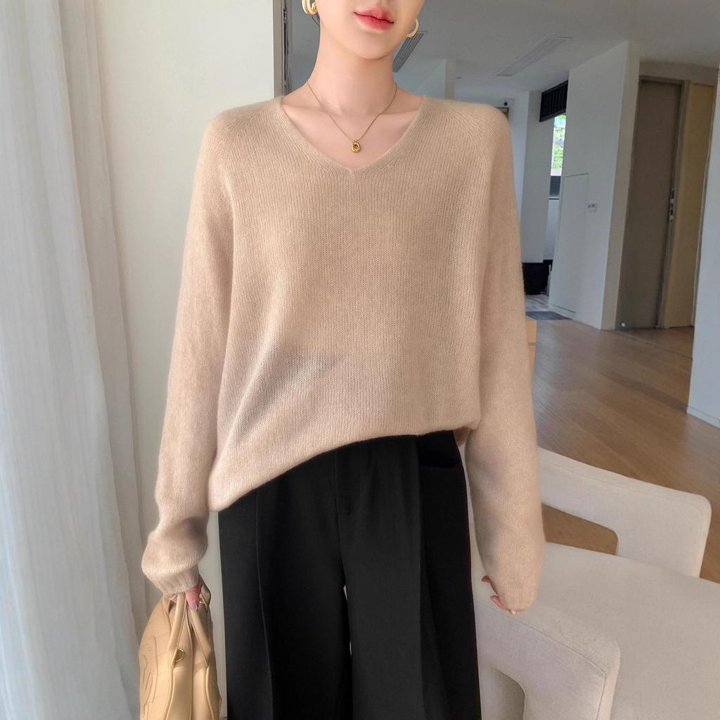 Mulberry Silk V-neck Sweater: Soft, Lightweight Velvet Knit, Women's Loose Fit for Autumn/Winter.