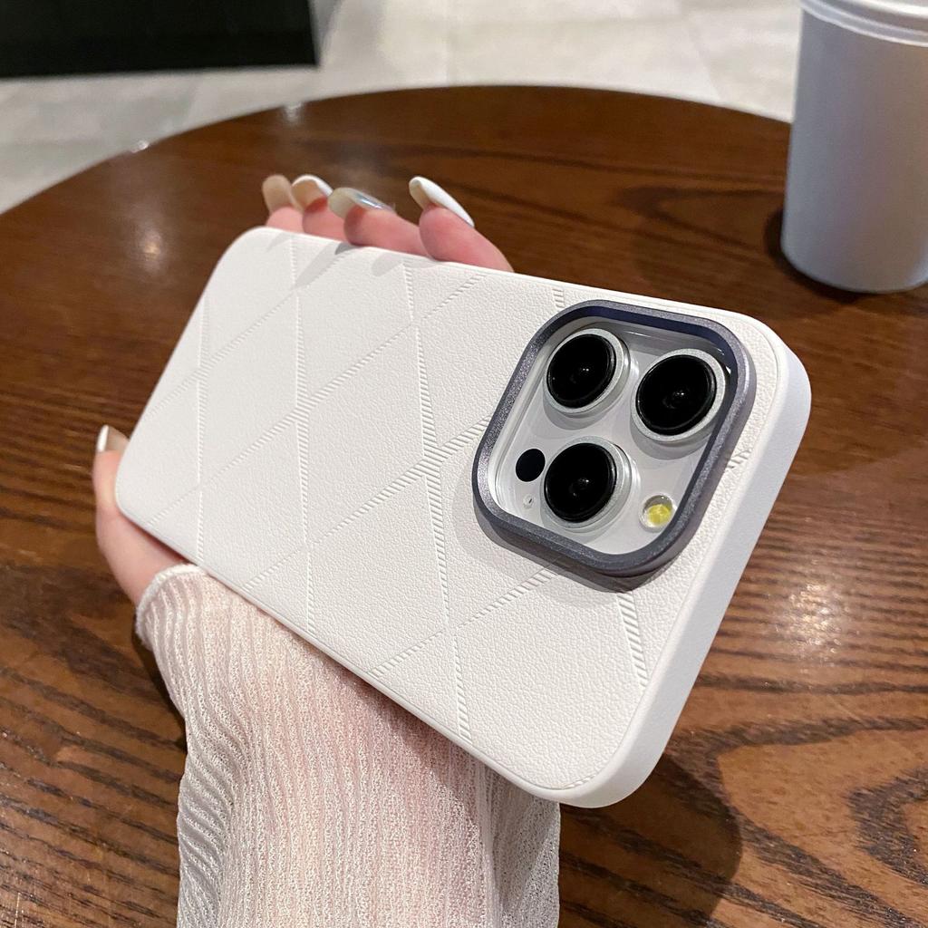 Das Apple 16promax mit einer rautenförmigen Ledertextur ist für iPhone14/15 Hüllen geeignet und wird mit einem Hardware-Linsenring geliefert.