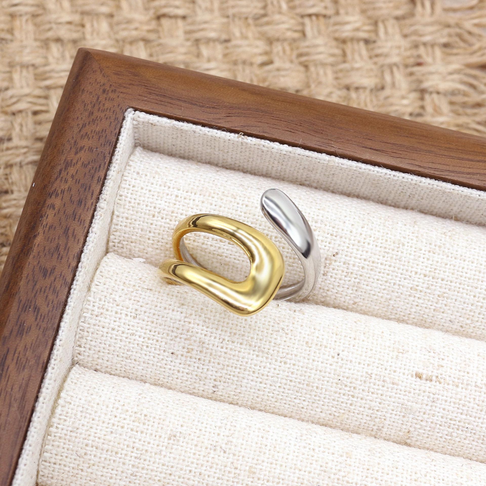 Versatile Geometric Gold & Silver Colorblock Ring: Elegant, Luxurious, and Stylish for Women