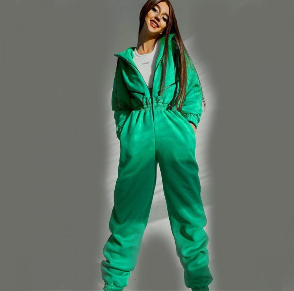 Sportslig avslappet damejumpsuit med dekorativ glidelås og hette