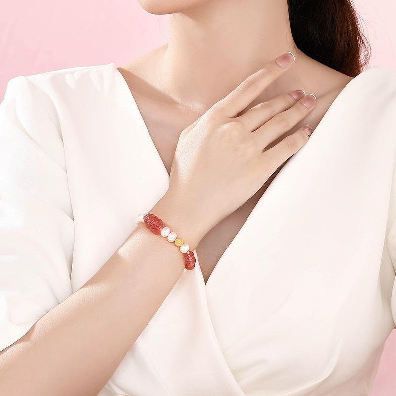 

Pearl bracelet for girls, strawberry crystal bracelet, light luxury niche exquisite women s style, a gift for girlfriend on Qixi Festival Strawberry crystal pearl