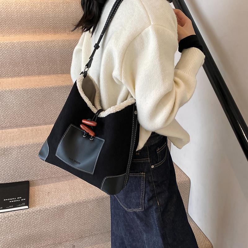 

2025 новый модный тренд сращивание овечьей шерсти универсальная сумка-тоут под мышкой трендовая сумка 27*11.5*27 чёрный