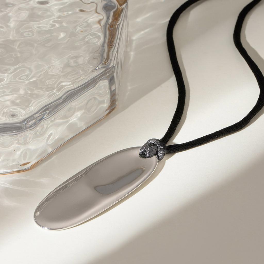 Snygg Geometrisk Hängsmycke Nyckelbenskedja Halsband med Justerbar Längd och Svart Snöre Unisex Halskedja för Vardagsbruk