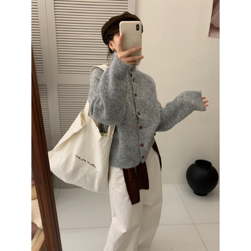 High-necked single-row wooden buckle plush knitted cardigan women's simple retro small fresh shoulder-plugged long-sleeved jacket