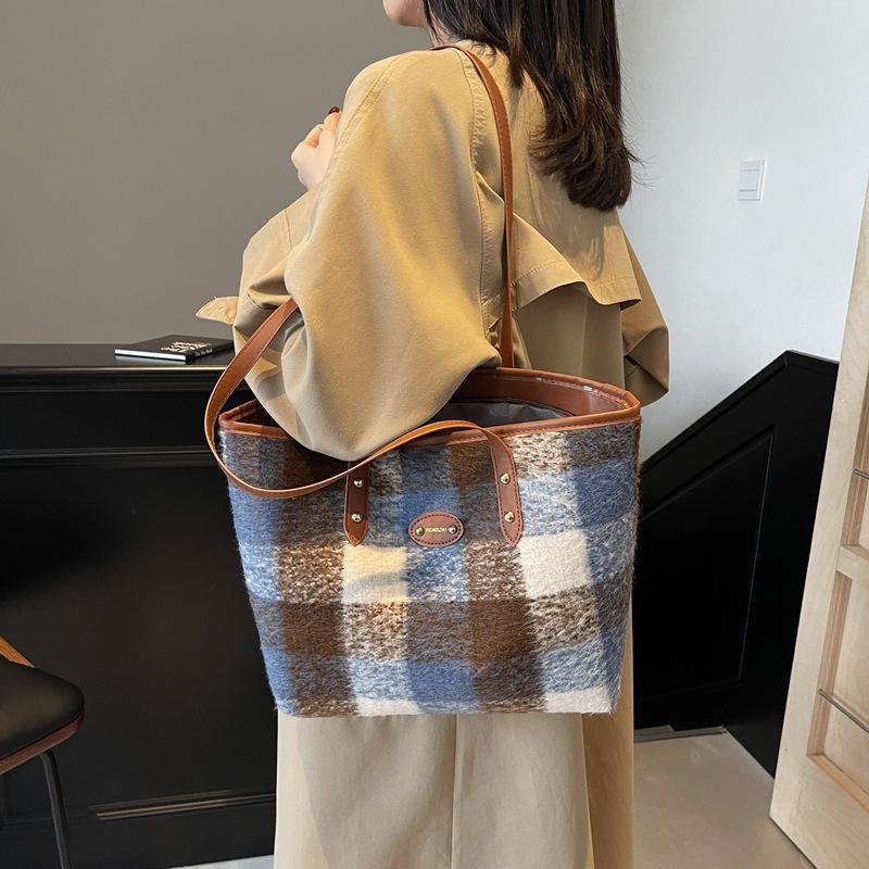 Large-capacity Foreign-style Trend Commuting 2025 Winter New Fashion Niche Design Single Shoulder Portable Tote Bag Women's Middle School