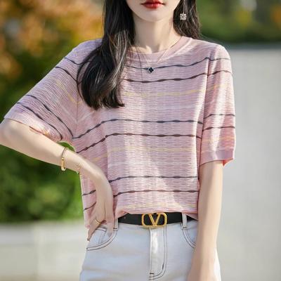 Un nou tricou de vară cu mânecă scurtă, tricotat în dungi subțiri, pentru femei plinute
