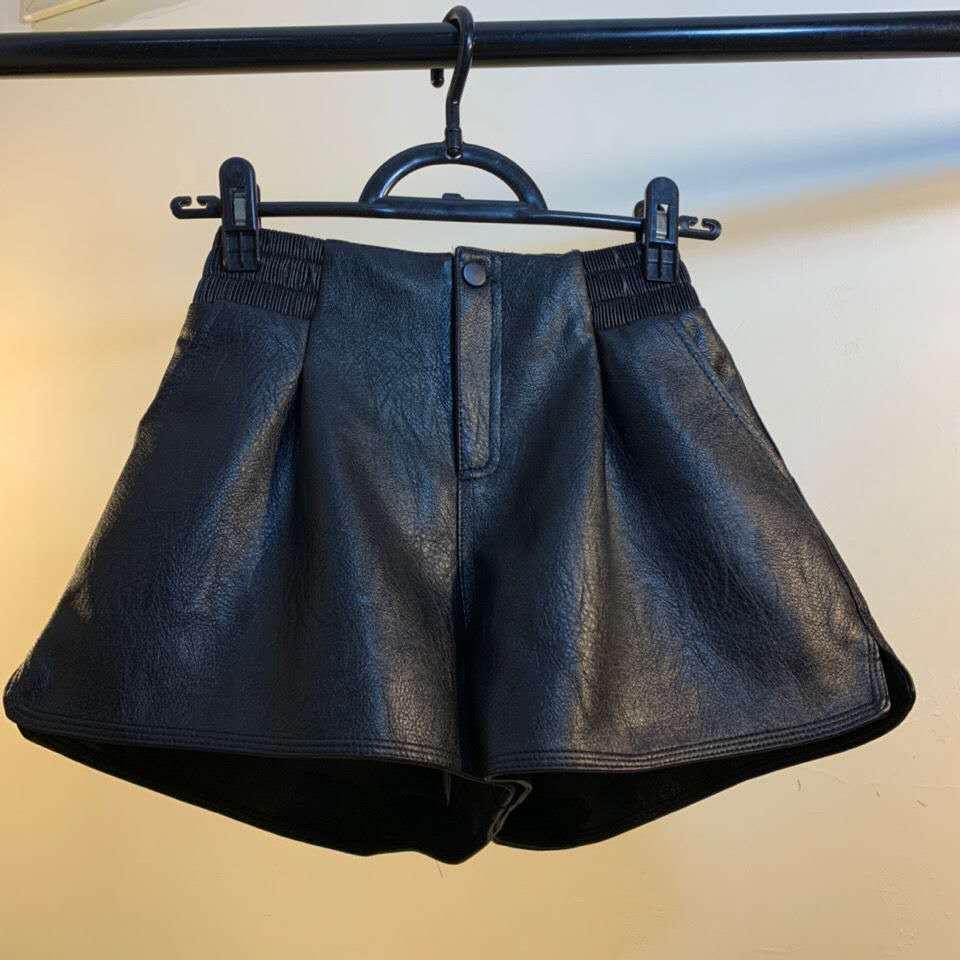 

2025 Women s High Waist Leather Shorts: Korean Style Wide-Leg, Bootcut, Versatile for Autumn/Winter XL (130-150 lbs) чёрный