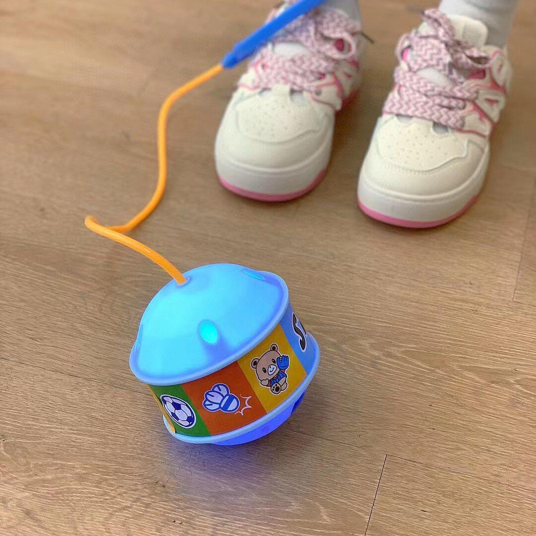 

Модернізований світлонакопичувальний миготливий стрибунець на ногу для дітей