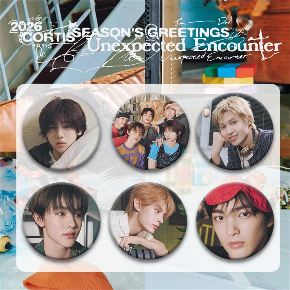KPOP CORTIS 2026 Saluti Stagionali Spilla Rotonda Martin James Juhoon Seonghyeon Keonho Spille in Latta Decorazione Vestiti Borsa