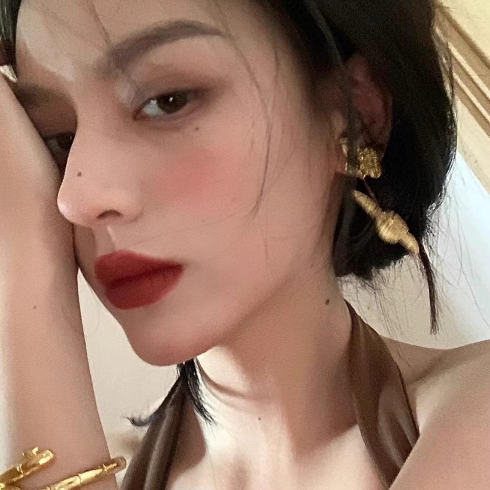 Vintage Metal Butterfly Stud Earrings - Elegant Retro Accessories for Women