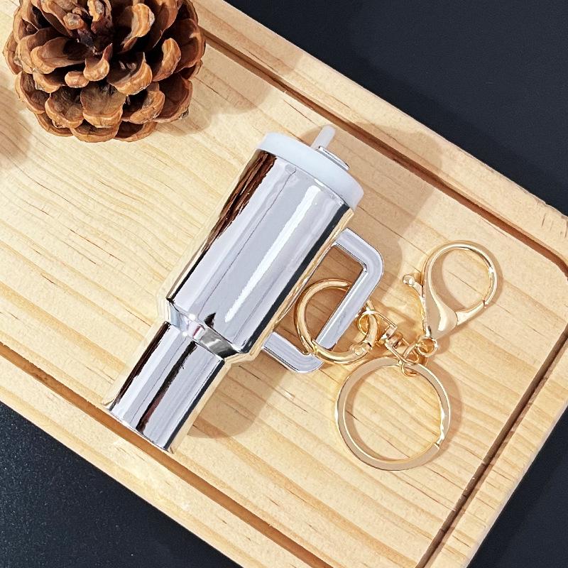 Llavero Copa Rey Hielo: Colgante Stanley versátil para pintalabios o para colgar en la mochila