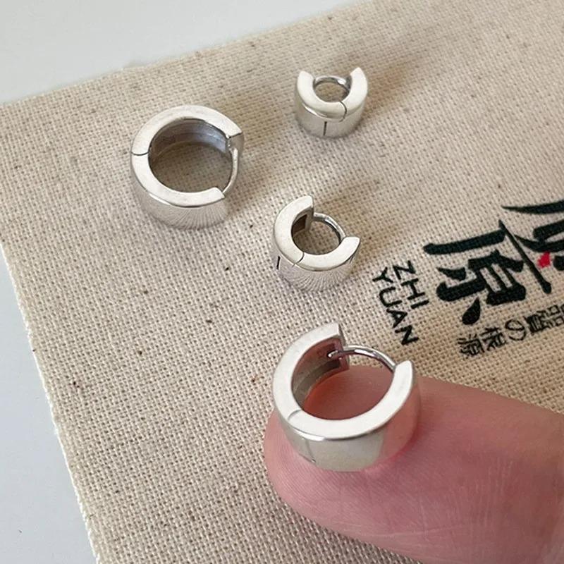 2025 Trend Einfache Klassische Creolen Für Frauen Punk Minilismus Kupferfarbe Breite Glatte Huggie Ohrring Design Piercing Zirkon