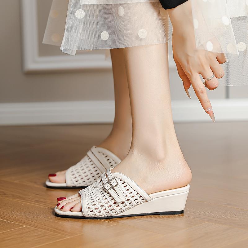 Korean version of hollowed-out woven thick-heeled cool slippers for women to wear 2025 summer new retro open-toed lazy slippers