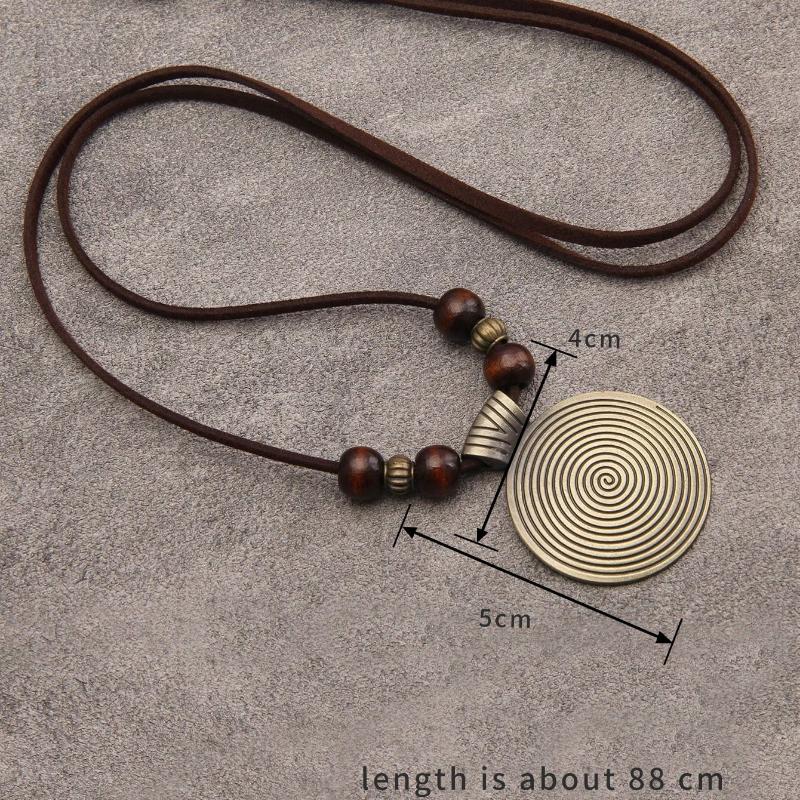 1 pezzo Collana con Pendente in Lega a Forma Geometrica e Perle di Legno Filettate per Donna, Catena Vintage per Maglione