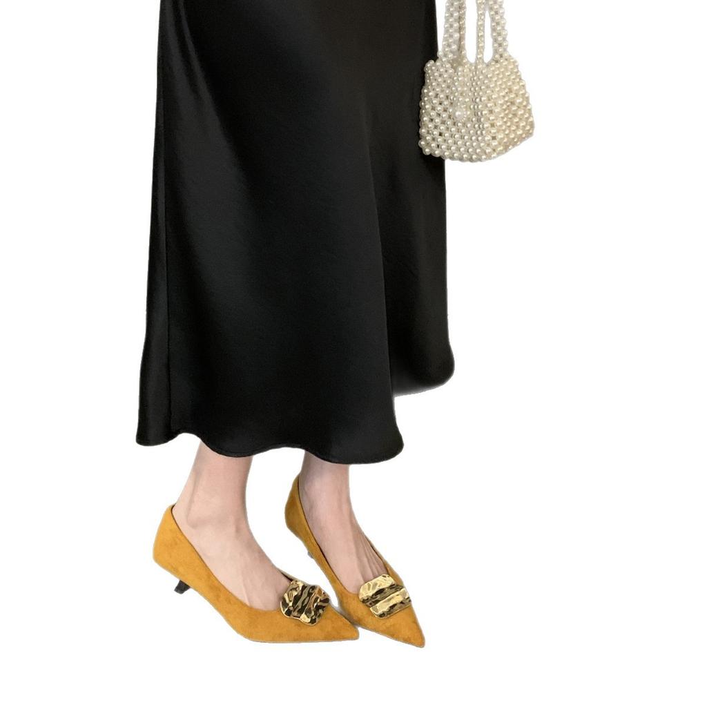 Γαλλικές μυτερές γόβες kitten heel με μεταλλική αγκράφα γυναικείες άνοιξη και φθινόπωρο 2025 νέα σεζόν στιλέτο σουέτ παπούτσια για την εργασία