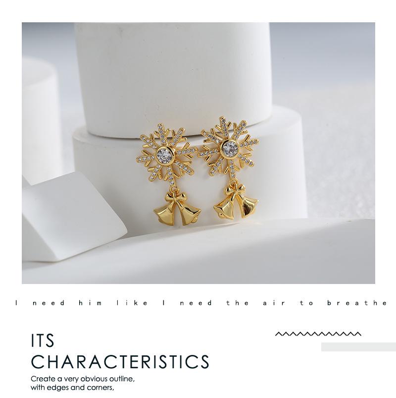 Boucles d'oreilles puces flocon de neige en zircon plaqué or - Bijoux de Noël élégants pour femmes