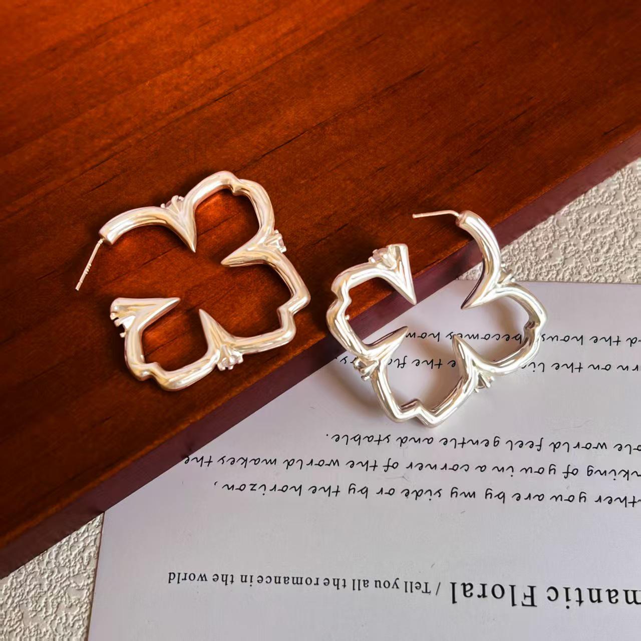 

Серьги-кольца с цветочной ветвью Чжу Чжу: Полый дизайн, Ретро стиль, Легкая роскошь, Ниша для женщин серебряный