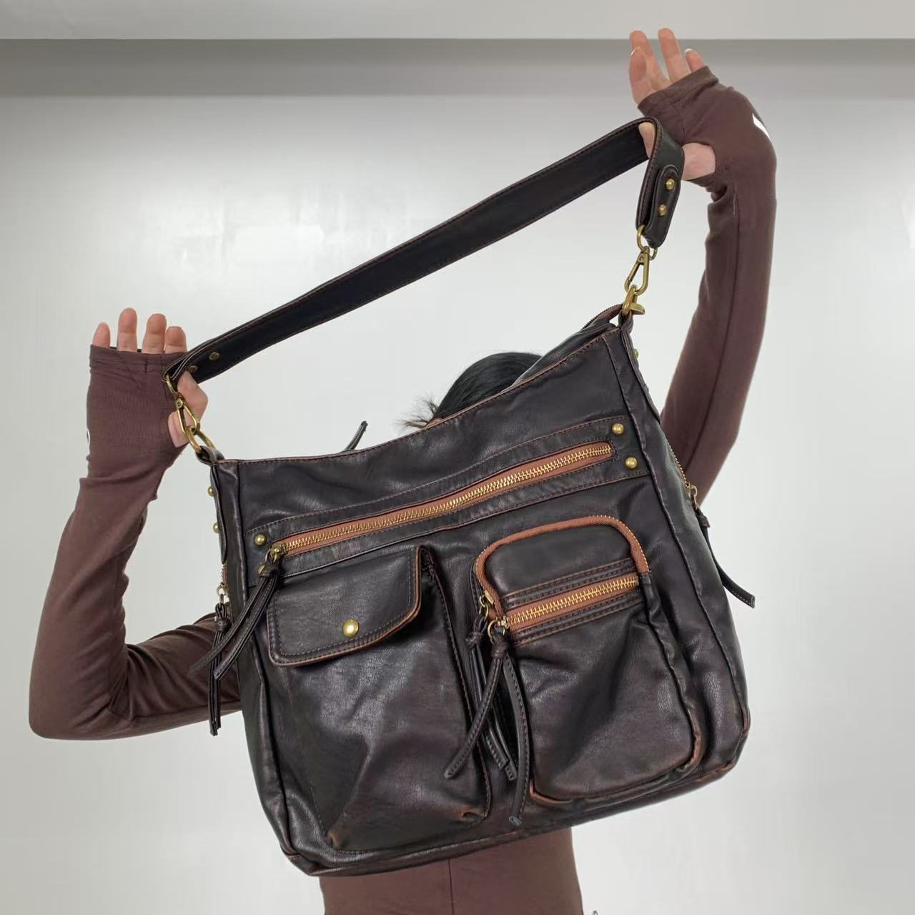 

Ladies Fashionable Hot Girl Motorcycle Bag with Large Capacity and Multiple Pockets, Retro Shoulder Bag темно-коричневого кольору