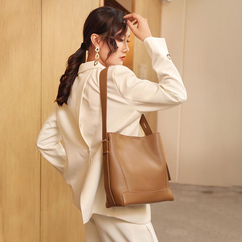 Bucket Bag High-End Niche Design Fashion Shoulder Messenger Bag Large Capacity Leather Women'S Bag Commuter Tote Bag Women