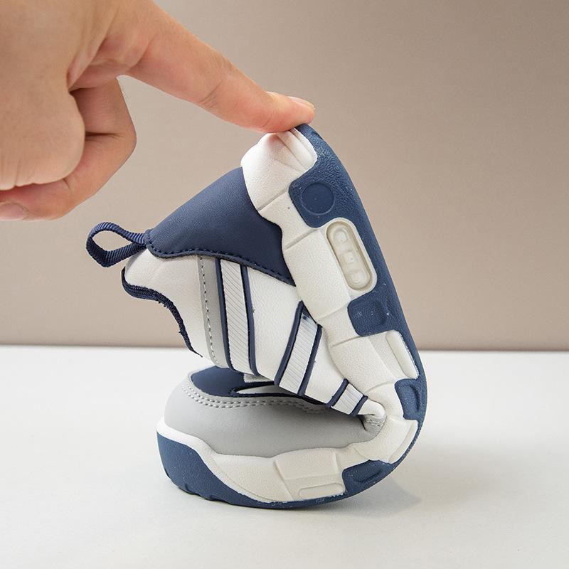 Boys' Sports Shoes 2025 Autumn New Korean Version Fashion Soft Sole Non-slip Lightweight Medium and Older Children's Versatile Casual Shoes