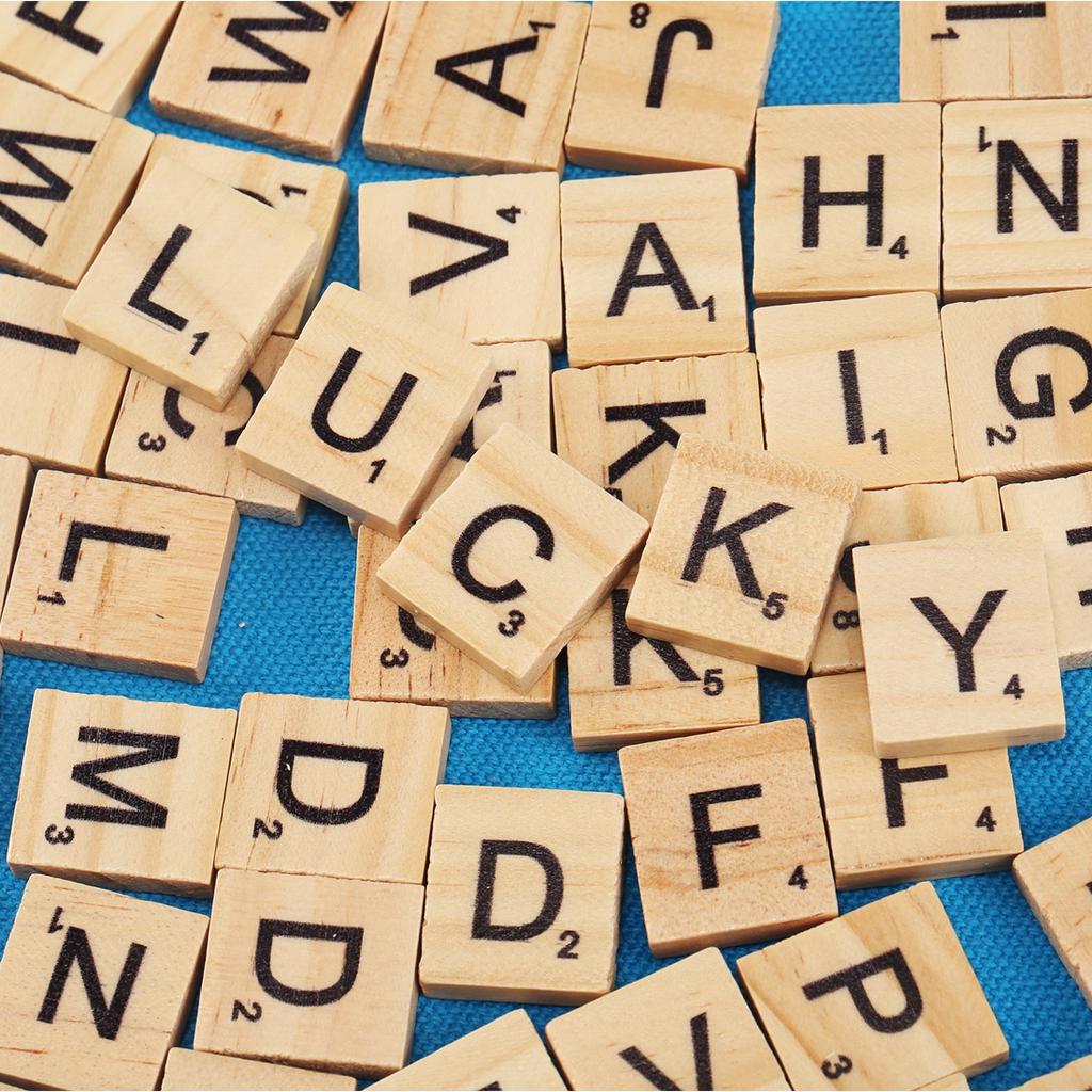 100 szt. Drewniane płytki alfabetu Scrabble Czarne litery Cyfry do