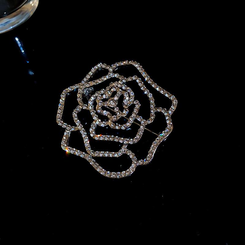 

Брошь-цветок из стразов высокого класса: Элегантный, универсальный аксессуар для костюма с ажурным дизайном