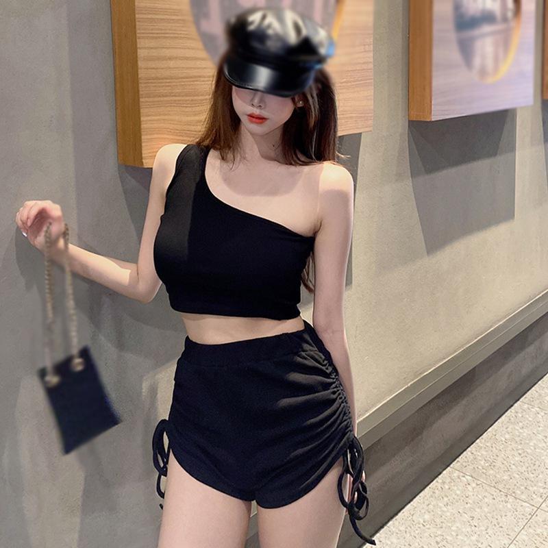 Dámský zešikmený límec Slim Top s odhaleným pupíkem + Šortky s vysokým pasem Dvoudílný set