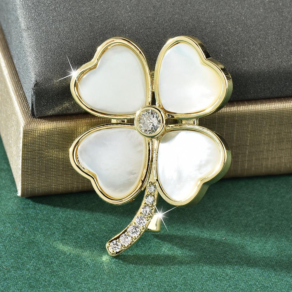 Vynikající bílá brož čtyřlístku z perleti - Elegantní dámská korsážová jehlice pro stylové kabáty