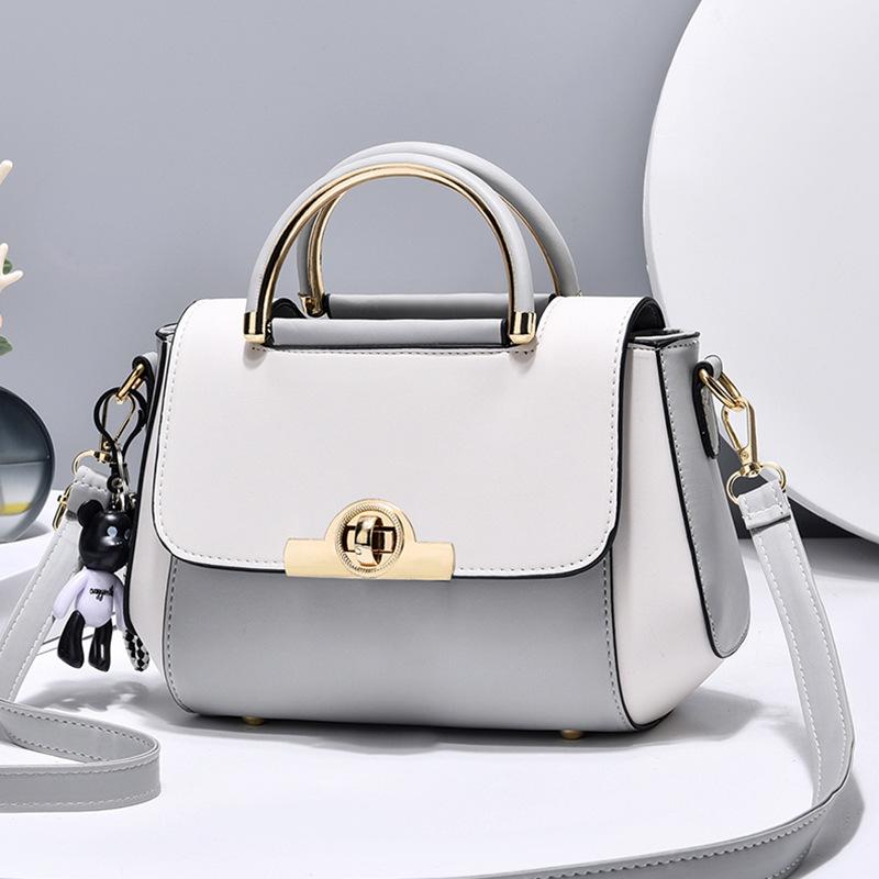 

Нова двоколірна жіноча сумка через плече в стилі печворк. Літня модна сумка-відро. Класична сумка через плече. Розкішна дизайнерська сумочка.