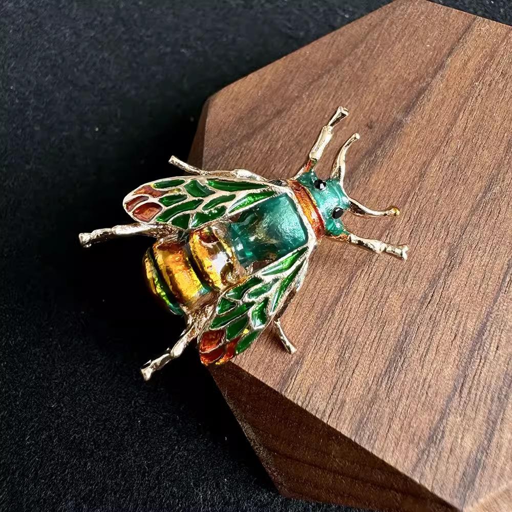 Cute Bee Vintage Enamel Animal Brooches Women Yellow Bee Insect Brooch Holiday Gift Pins Corsage Women Coat Suit Accessories Pin