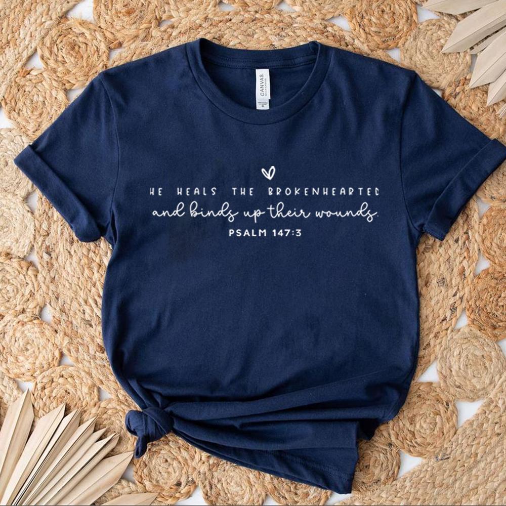 Lui guarisce i cuori spezzati Tshirt Maglietta per il dolore Maglietta cristiana Maglietta di Gesù Maglietta ispiratrice Magliette grafiche unisex Vestiti estetici