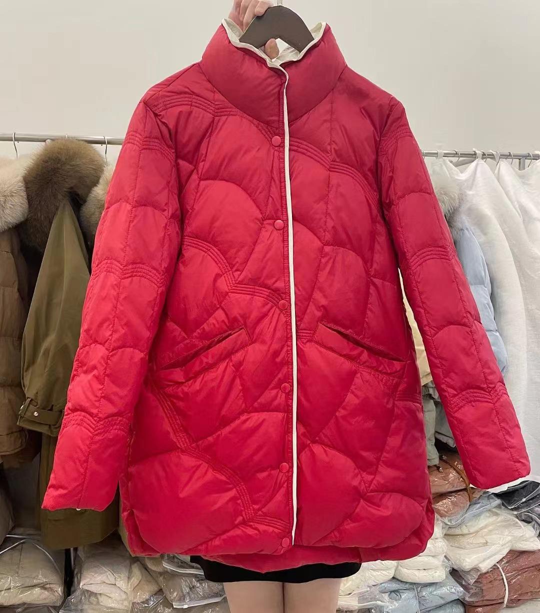 

Женский пуховик средней длины - Пух белой утки, Корейский стиль, Воротник-стойка, Узор «Благоприятные облака», Теплый для осени/зимы. S красный