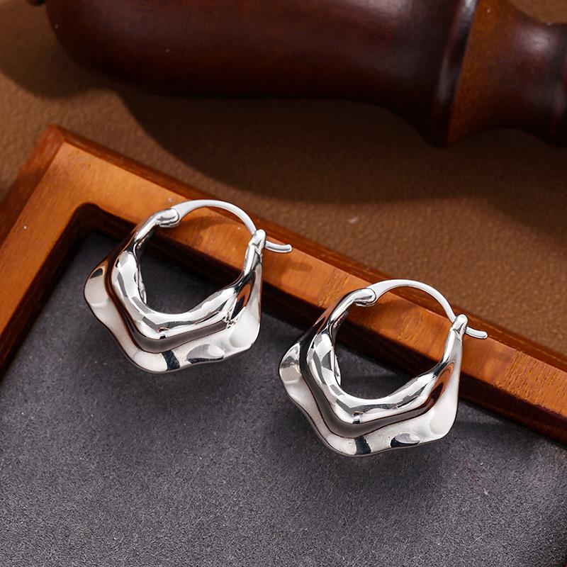 Silver Needle Geometric Heart Hoop Earrings - Retro & High-End Style for a Bold Look