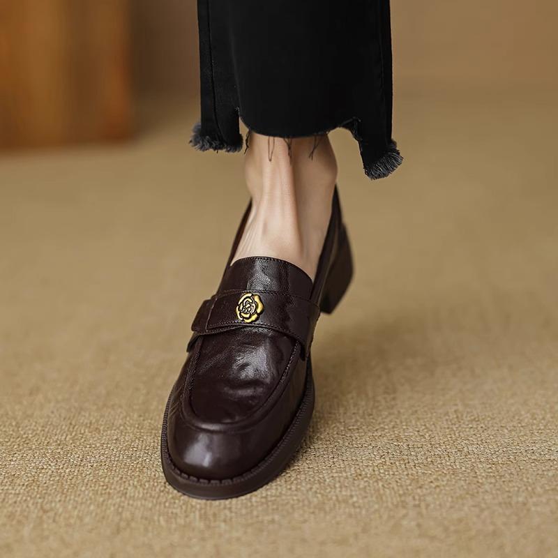 Leather camellia lazy loafers women's 2025 new autumn retro British one-pedal small leather shoes single shoe trend