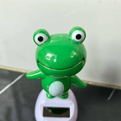 Figurine de grenouille balancée à énergie solaire pour voiture: Ornement Tête Secouante à Énergie Lumineuse