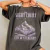 T-shirt de la Cour de la Nuit, T-shirt Confortable pour Lecteur, T-shirt Ville d'Étoiles, T-shirt Graphique de Fée, Cadeau pour Lecteur de Romantasy, Merchandising de Livre
