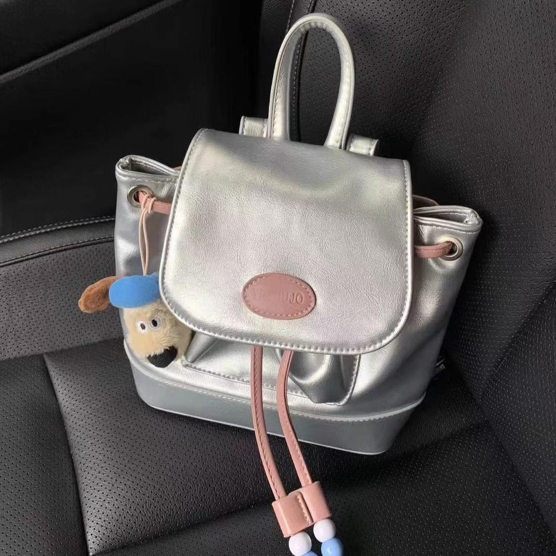 

Silver powder contrasting backpack Mobile phone backpack Women s soft leather niche simple casual shoulder bag 19*17*9