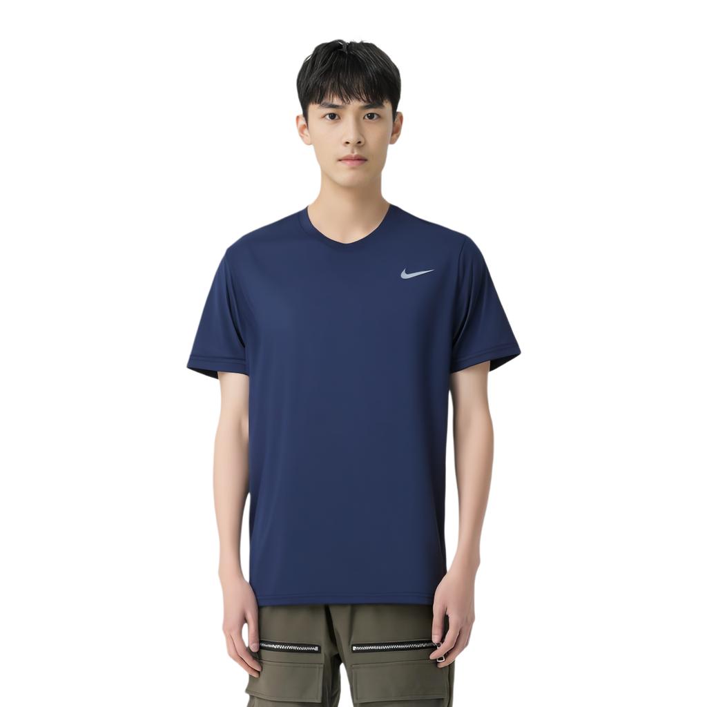 Nike טי שירט נוחה עם שרוולים קצרים לגברים, צווארון עגול עם לוגו Dri-Fit, ייבוש מהיר, קז'ואל, כחול עמוק אוניברסיטאי, אפור מגניב, HF0507-419