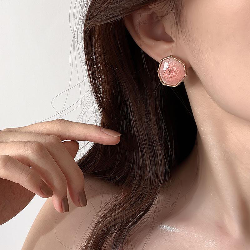 Boucles d'oreilles de luxe tendance 2024 accrocheuses pour femmes: Boucles d'oreilles à clous tendance et polyvalentes pour l'automne et l'hiver