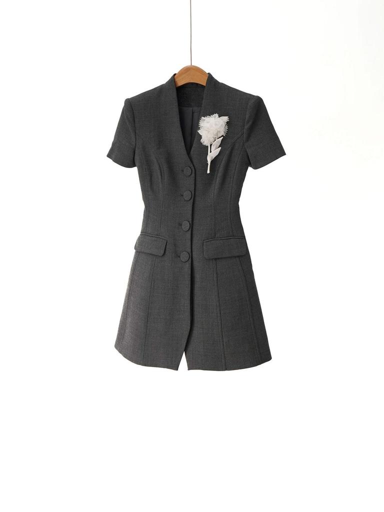 Spring 26 Grey Mixed Color Cinched Waist Dress with Brooch Decoration