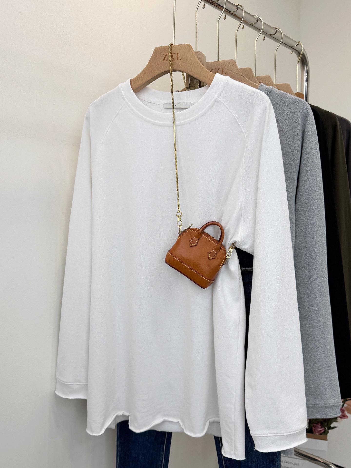 

Женская ретро-футболка из хлопка средней длины с длинным рукавом, закругленным вырезом и подвернутым подолом Medium белый