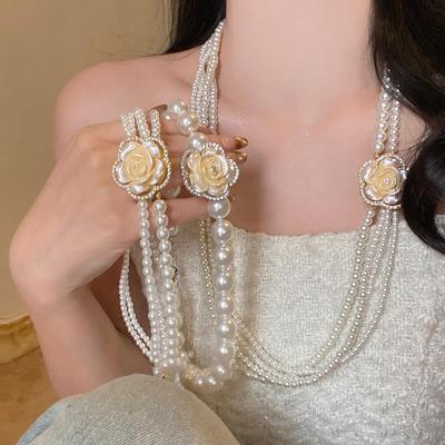 Elegantes mehrschichtiges Perlen-Strass-Perlenblumen-Halsketten für Damen
