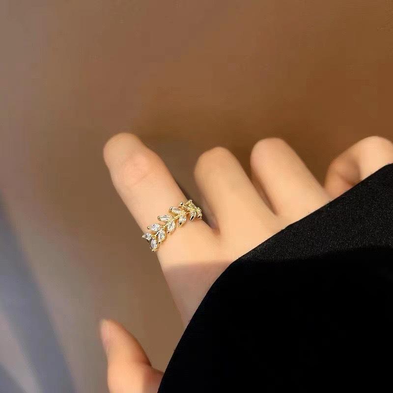 2024 Korean High-End Crystal Leaf Ring: Luxury Niche Design with Cold Aesthetic