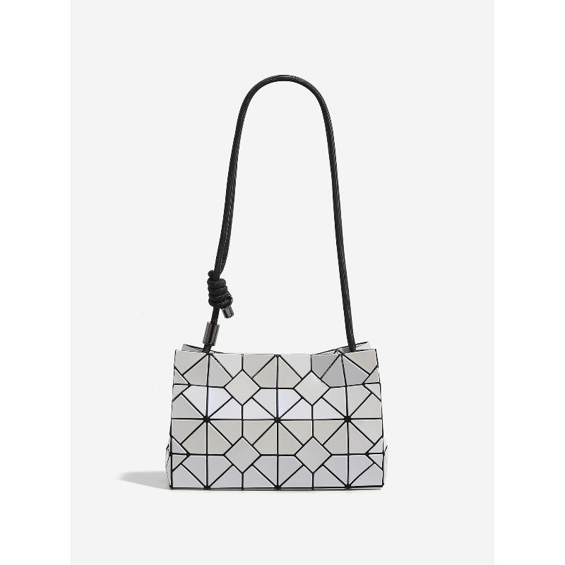 Small Square Bag with Irregular Geometric Diamond-shaped Pattern, A Fashionable Commuter Bag золотой