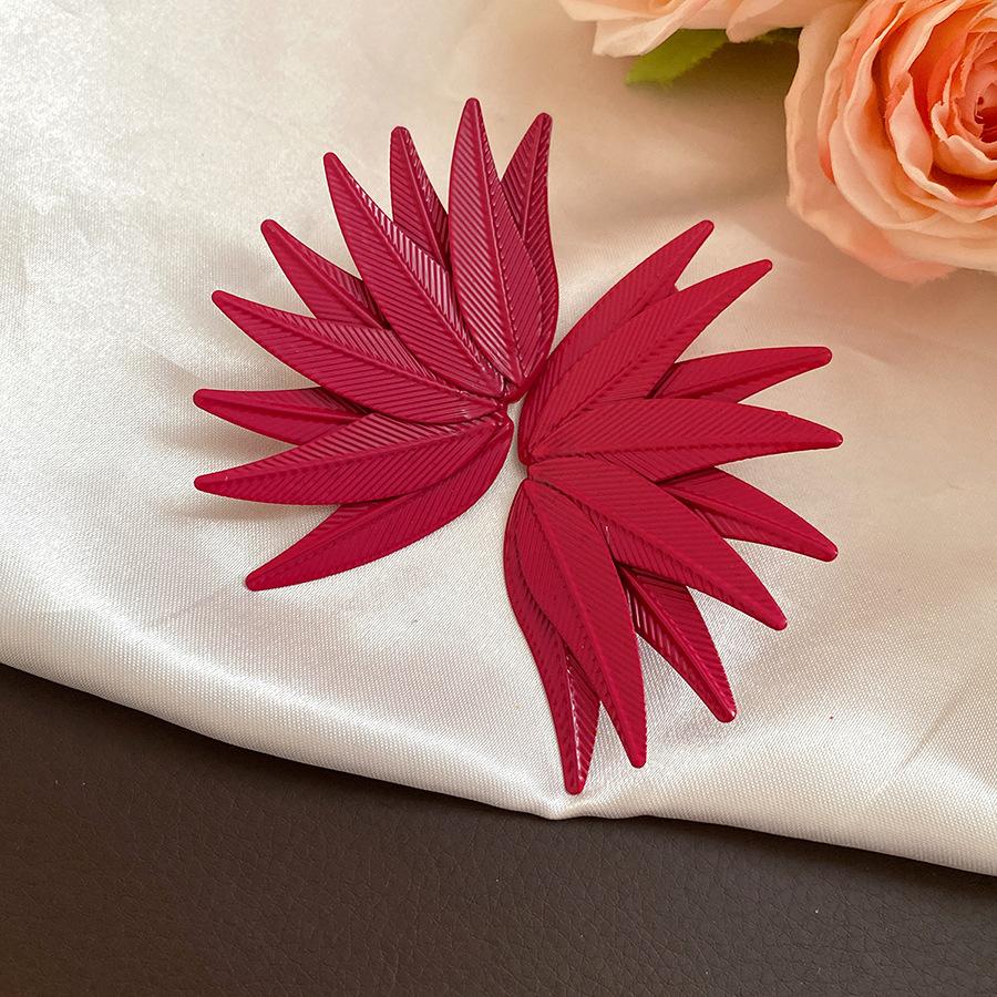 

Exaggerated steel needle leaf texture stud earrings personalized design sense simple fashion earrings light luxury high sense earrings