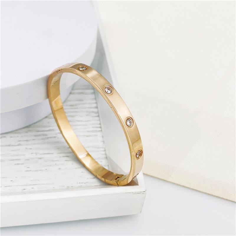 Neues Design Goldfarbe Zirkon und Kreuzmutter Nagelarmband Gold & Armreif für Frau Edelstahl Schraubschmuck