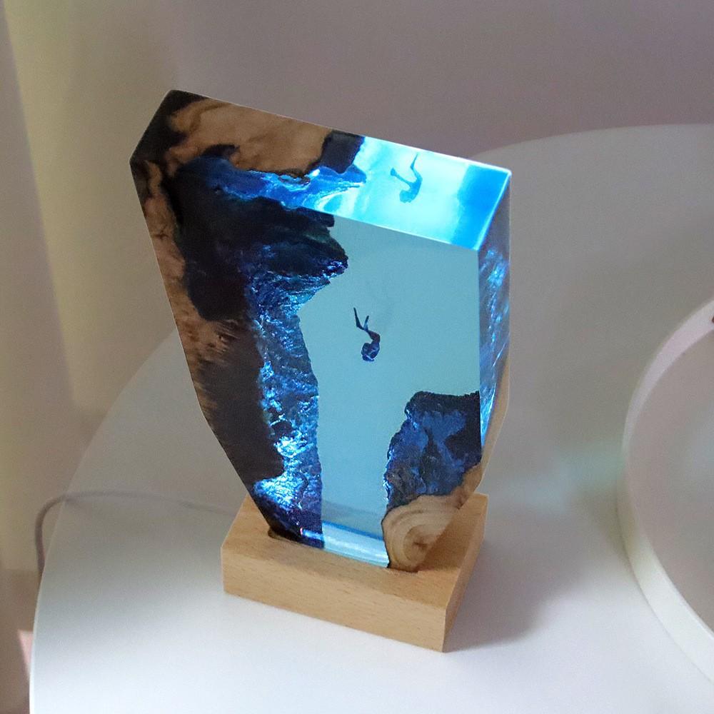 Creative Sea Cave Diver Night Light, Resin & Solid Wood Desk Ornament, Birthday Gift