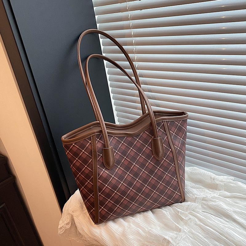 Large-capacity bag women's autumn and winter versatile new casual shoulder bag texture rhombus commuter tote bag