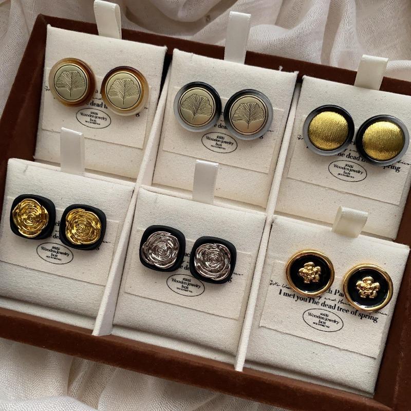 French Retro Minimalist Luxury Round Leaf Flower Stud Earrings Niche Design Sense Temperament Versatile Earrings Foreign Style