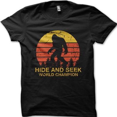 Sasquatch Bigfoot Verstecken Weltmeister schwarz mit rotem T-Shirt 9032